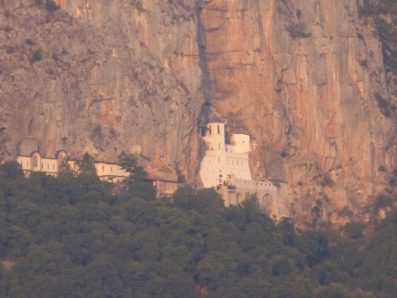 Монастырь Острог во время заката