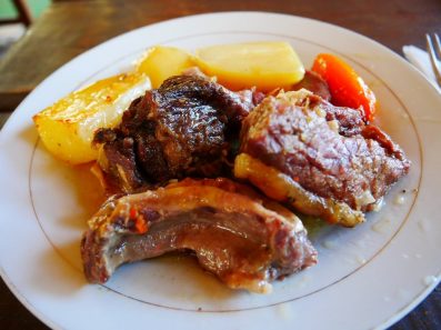 Обед после рафтинга мясо с картошкой