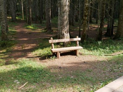 Одна из удобных скамеек в Дурмиторе