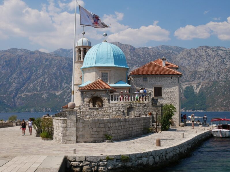 Остров Госпа од Шкрпела в Черногории