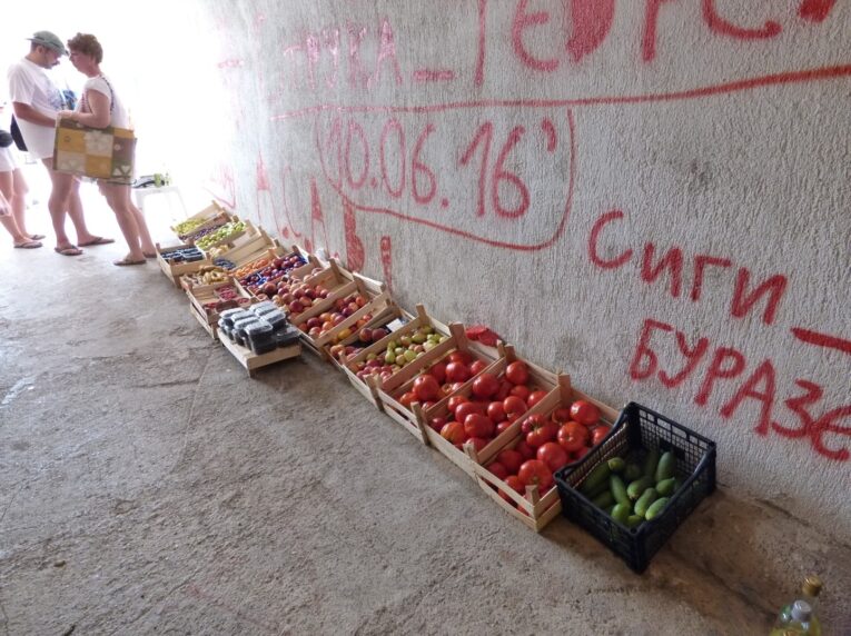 Ящики с фруктами в тоннелях и на улице