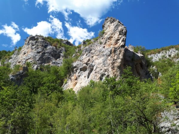 Живописные горы на рафтинге в Черногории