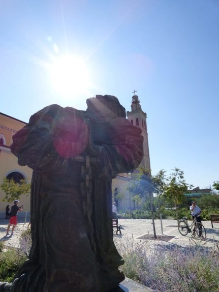 Памятник Мученики на фоне католического собора в Шкодере, Албания