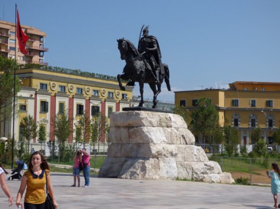 Памятник Скандербегу в Тиране, Албания