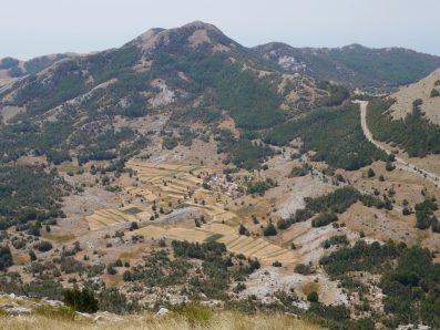 Пейзажи, открывающиеся с обзоной площадки в Ловчене