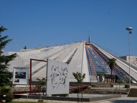 Пирамида в центре Тираны, Албания