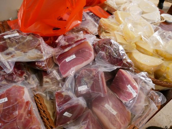 Подготовленные к продаже пршут и сыры