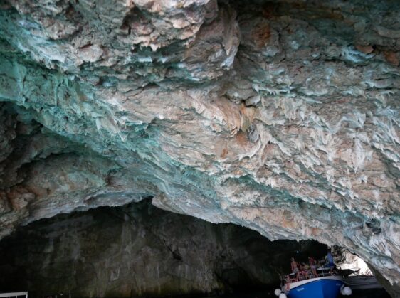 Потолок Голубой пещеры на экскурсии по Боко Которской бухте