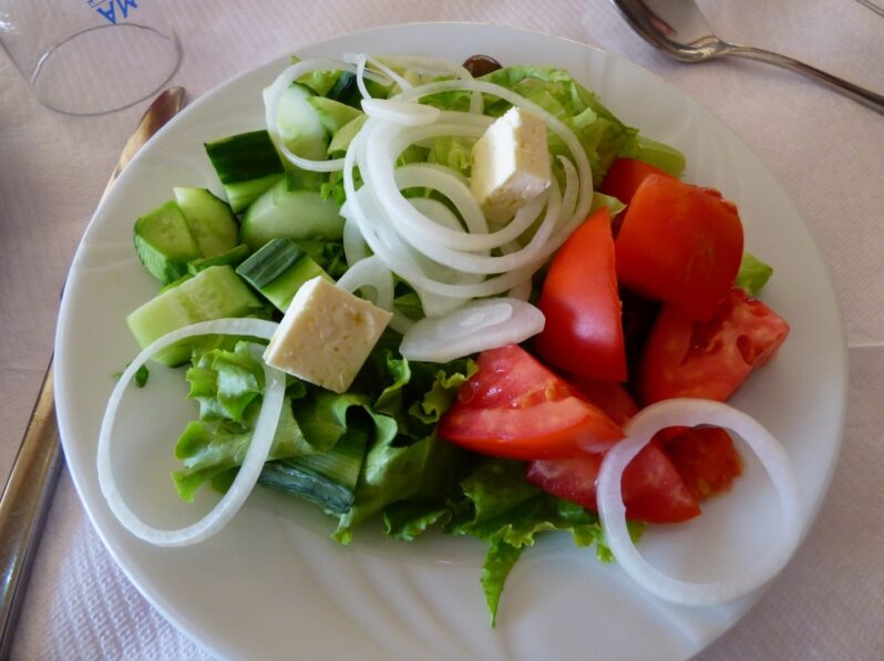 Салат в ресторане Тираны, Албания