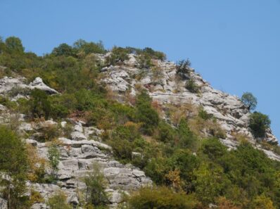Скалы в окрестностях реки Черноевича