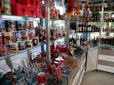 Сувенирная лавка на первой остановке в Албании