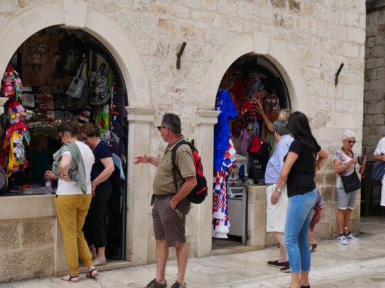 Сувенирные магазины в Старом Дубровнике, экскурсия в Хорватию