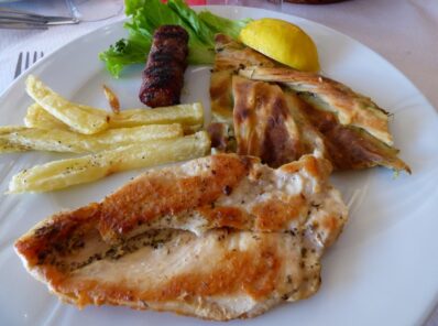 Тарелка со вторым блюдом в ресторане Тираны, Албания