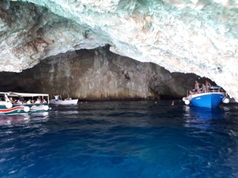 Туристы в Голубой пещере, экскурсия по Боко Которскому заливу
