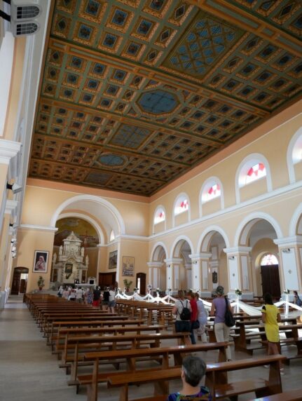 Внутреннее убранство собора Святого Стефана в Шкодере, Албания