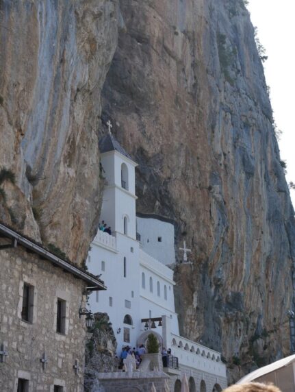 Монастырь Острог во время экскурсии по святым местам Черногории