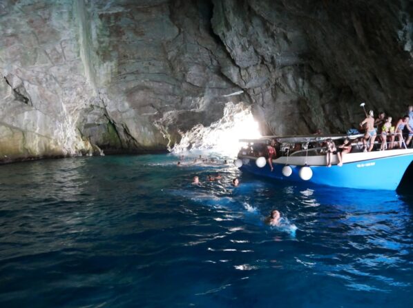 В голубой пещере в Черногории