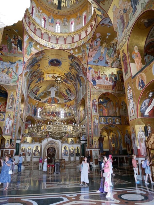 Внутри кафедрального собора в Подгорице, Черногория
