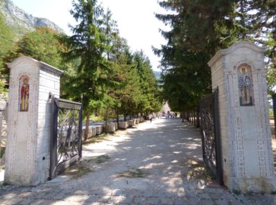 Ворота нижнего монастыря Острог, Черногория