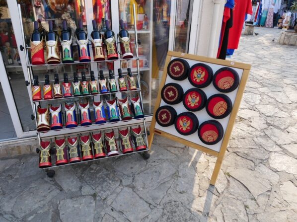 Футляры для бутылки в национальном черногорском костюме