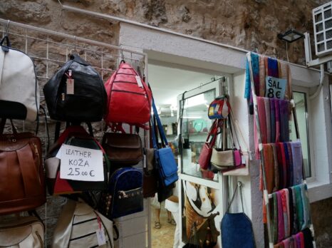 Небольшой магазин с сумками, шарфами и обувью в Будве, Черногория