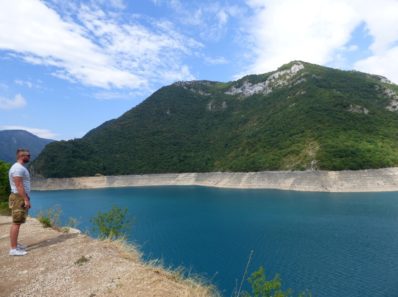 Гид Виталий возле Пивского озера, Черногория