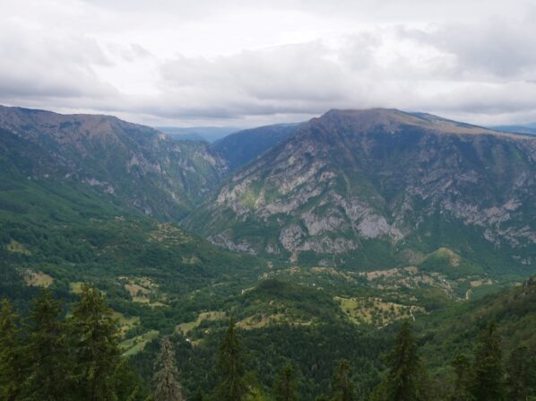 Виды на самое глубокое место каньона реки Тара в Черногории
