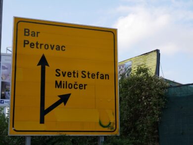 Знаки на дороге в Черногории