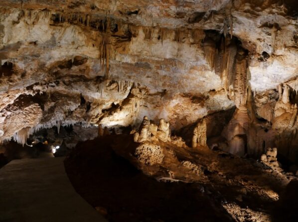 Экскурсия по Липской пещере, Черногория
