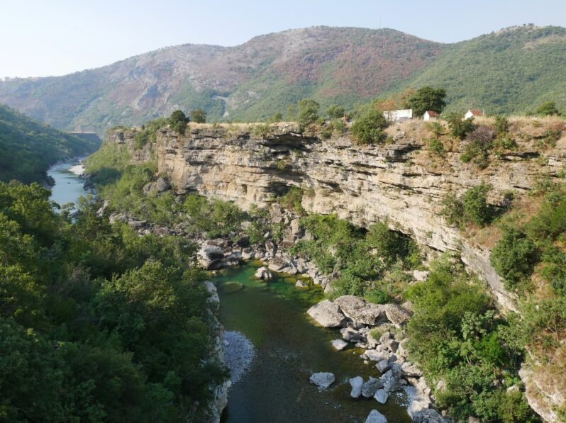 Извилистый каньон реки Морача, Черногория