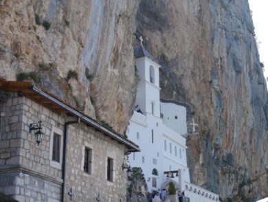 Монастырь Острог, главная часть, Черногория