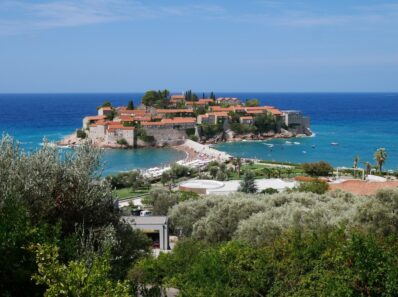 Остров Святой Стефан с обзорной площадки над курортом, Черногория