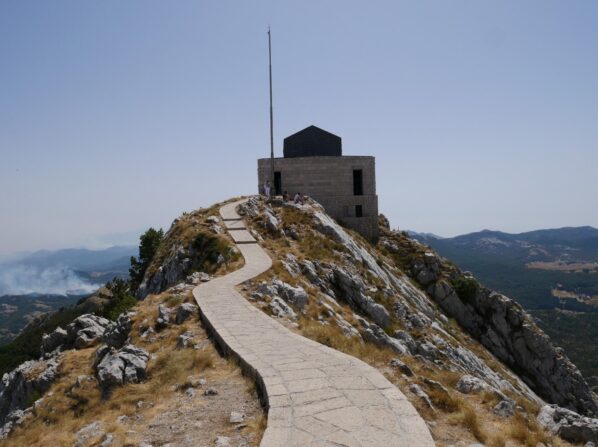 Тропинка к смотровой площадке на горе Ловчен, Черногория