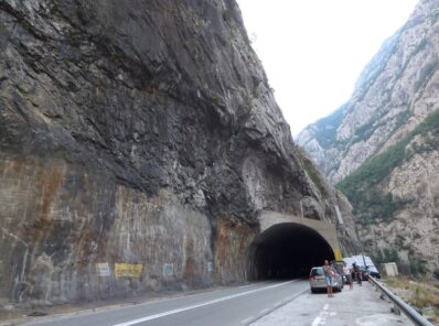 Смотровая площадка перед туннелем в Черногории