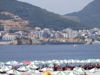 Еще один пляж острова Гавайи, Будва, Черногория