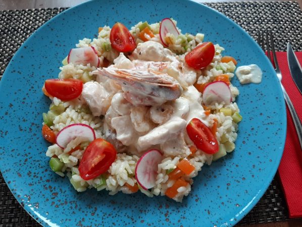 Куриное мясо с креветками, рисом и овощами в ресторане Forsage, Будва