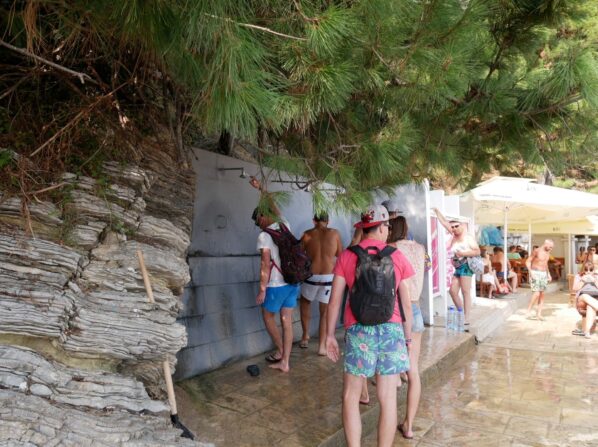 Пресный душ на Могрен I, пляжи Черногории