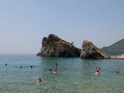 Прозрачная вода около острова Святого Николая, Будва, Черногория
