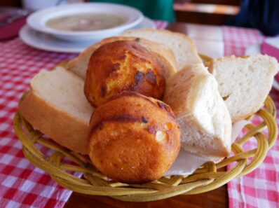 Разнообразный хлеб к чорбе в ресторане Kuzina, Будва, Черногория