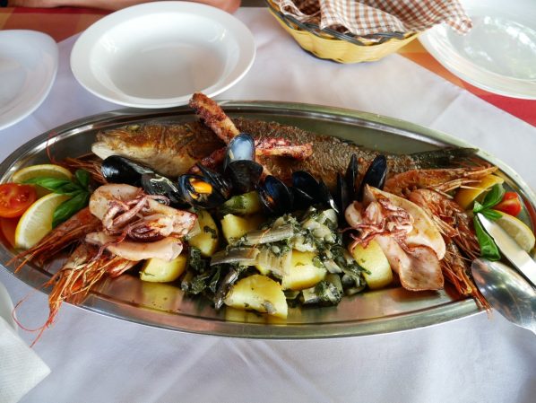 Тарелка морепродуктов в ресторане Lim, Будва, Черногория