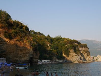 Зелень на скалах около пляжей Могрен, Черногория
