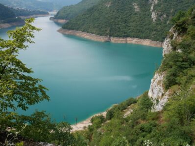 Великолепие Пивского озера на индивидуальной экскурсии Грандканьоны, Черногория