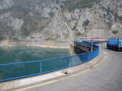 Дамба Мратине в Черногории во время экскурсии Рафтинг
