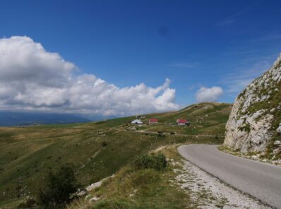 Дорога в высокогорной части Дурмитора, индивидуальная экскурсия Грандканьоны, Черногория