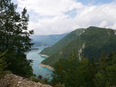 Пивское озеро с тайной обзорной площадки во время индивидуальной экскурсии Грандканьоны, Черногория