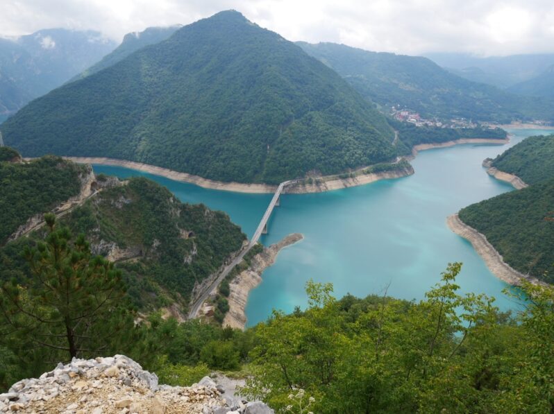 Виды с одной из обзорных площадок над Пивским озером, Черногория