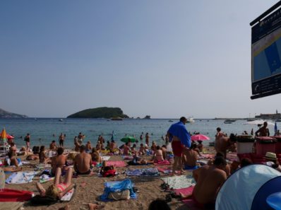 Бесплатный участок Славянского пляжа в августе, Черногория