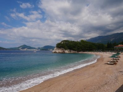 На пляже Королевы в Милочере, Черногория
