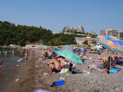 На пляже в поселке Бечичи, Черногория
