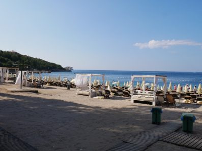Платная часть пляжа Каменево, Черногория